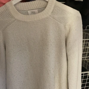 Vit stickad tröja - Fin tunn vit stickad tröja från zara i storlek 11-12 år/152 cm💓är i bra skick och säljer då den inte används längre! Nypris 199 kr🤩 