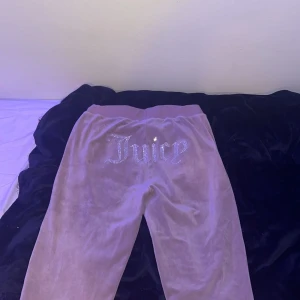 Juicy  - Juicy byxor i färgen beige och storlek M som säljs för dem är för stora.Dem har varit använda några gånger och de som gör att den är uppe vid magen har böjts innåt men det är inget man tänker på och syns Inte skriv om du vill veta något om byxorna 