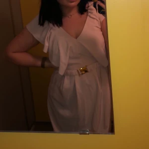 Klänning - Säljer denna superfina puder/babyrosa klänningen från H&M! Har endast använt den en gång och den är i superfint skick💗 Budgivning om flera är intresserade! Möts upp i Stockholm eller fraktar (köparen står för frakten)