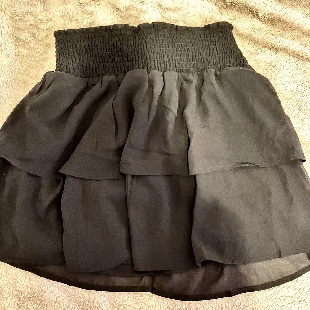 Väldigt fin svart oanvänd kjol från only (ser ljusare ut pga ljuset) väldigt stretchig. Frakt ingår ej och tar endast swish😇. Kjolar.