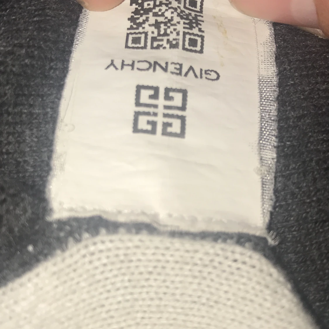 Givenchy halsduk säljes - 90