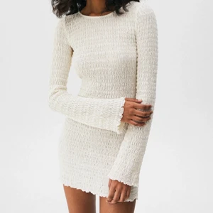 vit klänning - klänning från pull and bear, aldrig använd, sitter som en S-M