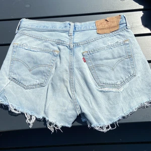 Levisshorts - Ett par levis shorts som tyvärr inte kommer till användning löngre <3 står ingen storlek men motsvarar typ en S eller M. 
