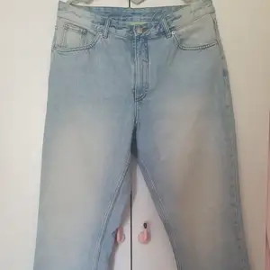Blåa jeans i storlek 32 från Monki. Använda ett fåtal gånger. Frakten ingår i priset.