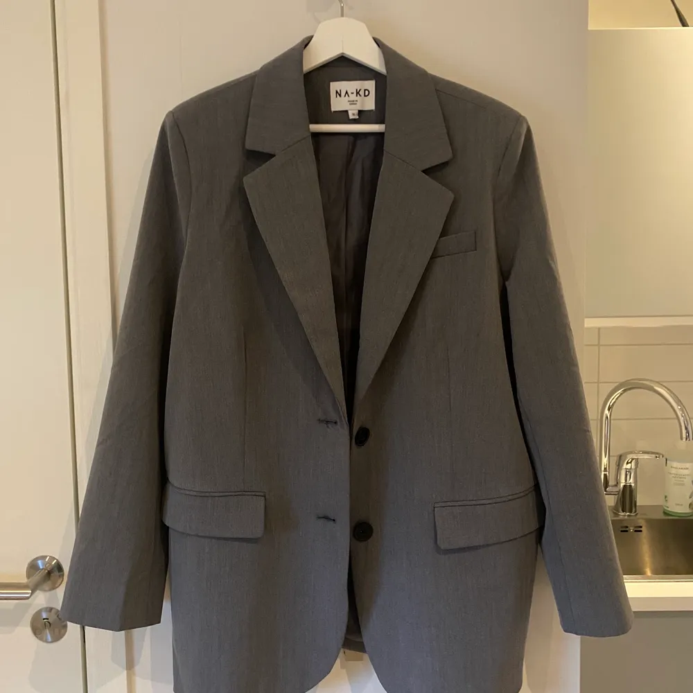 En oversized grå kavaj i storlek 36 från na-kd. Rak modell med två knäppen i fram, ganska lång så går att använda som kavaj klänning om du är lite kortare. Använd en gång. Säljs för 350 eller för högst bjudande (ord. 750). Liknar den från djerfavenue🥰. Kostymer.