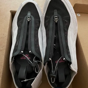 Reebok DMX Series 2K ZIP W - Säljer ett par nya Reebok sneakers med etikett och kartongen! Skorna är försedda med dragsko och dragkedja. Tuff design. Fler bilder finns!