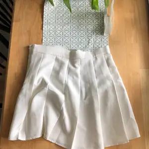 En jätte fin kjol från SHEIN säljes eftersom den inte används längre och är alldeles för stor. tar bara betalt genom swish!!!