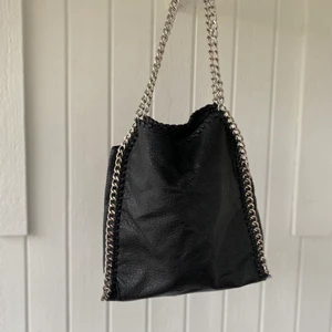 Tiamo väska - Tiamo/kjedje väska i super fint skick. Fick den i vintras men har så många väskor nu och försöker spara pengar. Pris kan diskuteras vid snabb affär skriv privat för fler bilder eller frågor, inga defekter !🤍💗 köptes för 599kr på scorett 