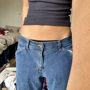 Asfeta cargo jeans i typ lite randigt jeans-material. Second hand men bra cond skulle jag säga. Ung. 87,5 cm i midjan och ung. 79 cm innerbenslängd. 