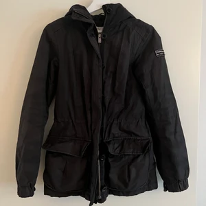 Jacka  - Peak Performance Jacka i storlek Xs  Silver dragkedja 