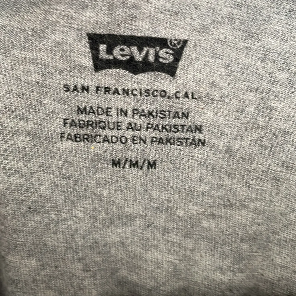 En helt oanvänd grå Levi’s t-shirt i strl M, är i perfekt skick. Kan skicka elr mötas upp, skriv om ni har frågor elr önskas fler bilder💕. T-shirts.