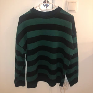 randig sweatshirt - grön och svart randig sweatshirt i tjockt och skönt material. liknar hoodien från brandy melville, väldigt populär. säljer för den inte riktigt är min stil längre