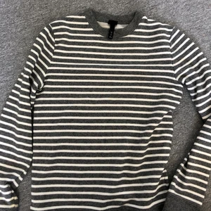 Randig sweatshirt  - En jättefin gosig sweatshirt köpt på hm. Använd men i jättebra skick och inga defekter. Storlek xs men sitter som en xs, skriv för fler bilder