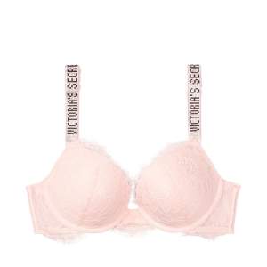 Victoria Secret Lace Shine Strap Push-Up Bra, ljus rosa, storlek 32D, aldrig använd. Köpt för lite mer än 900kr, säljer för 550+frakt. Skriv om ni har frågor💕