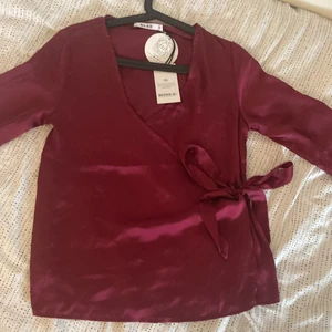Overlap side tie satin top - Snygg Vinröd satin blus  ej använd  