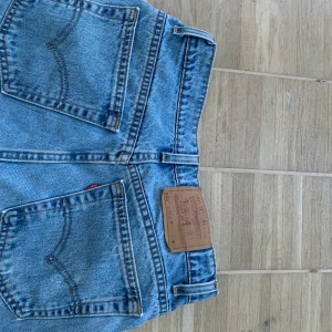 Vintage Levis jeans  - Jättefina vintage Levis jeans i modellen 521. Jag har i vanliga fall 27 i midjan och dessa va lite för stora tyvärr. Skulle gissa att de är kring 28-29 i midjan. De är lite längre än ankellånga och sitter ungefär som ett par mom jeans. :)