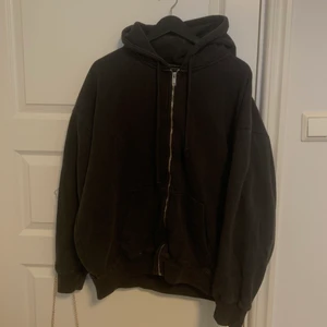 brandy melville zip up hoodie - köpt här från plick i ganska ny stick men säljer på grund av att jag inte behöver den längre. själv har jag använt den en gång och tvättat därpå ❤️