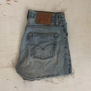 Levis shorts  - Levi’s shorts. Snygga slitningar och snyggt solblekta. Stl 28