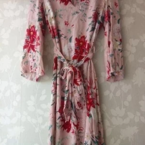 rosa Klänning med blommor  - Klänning ifrån Kapp Ahl använd ett förtal gånger ny skick 