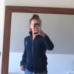 ralph lauren tröja - storlek s använd max 5 gånger mycket fint skick, har dock en liten fläck men går bort i tvätten💓