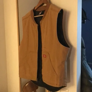 Dickies väst  - Bra skick, använd några gånger. Köpt på Beyond retro. Storlek m