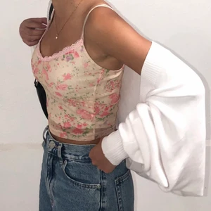 linne crop top - jättefint linne som passar perfekt till sommaren !! köpte one size men skulle säga att de passar upp t S 🥰 (andra bilden är en bättre representation av färgerna)