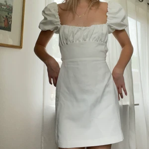 Vit klänning  - Superfin helt oanvänd klänning från Zara som är perfekt nu till sommaren. Klänningen har öppen rygg och är i linnemix material. Plagget släljs inte  längre på Zaras hemsida💜💜