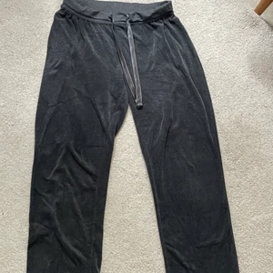 Mörkgrå mjukisbyxor - Har används några enstaka gånger och är i ganska bra skick.