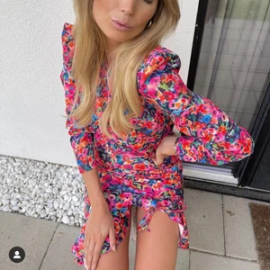 Blommig klänning - Storlek small. Blommig långärmad klänning. 