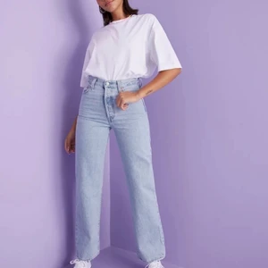 Levi’s ribcage straight w26 - Högmidjade (ribcage modellen) Levi’s jeans i storlek W26 (motsvarande S). Raka i modellen, sitter tajtare vid rumpan och låren för mig. Längden passar en som är 160-165 om man vill ha fullängd.   Färgen är mer tydlig i bild 2-3