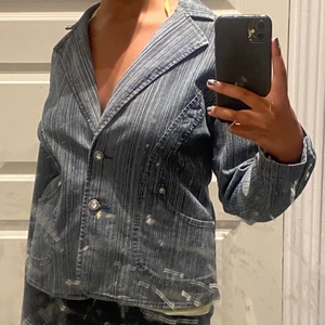 Jeanskavaj! - Jätteskön jeanskavaj som är super trendig och passar till allt, inte speciellt  varm så perfekt till sommaren!