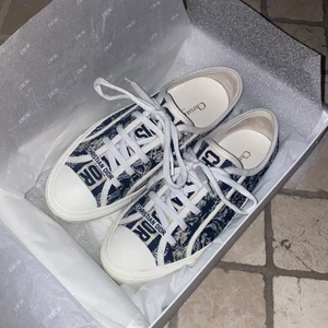 Christian Dior sneakers  - Dyra i inköp på Nathalie Schuterman i Stockholm. Strl: 37,5  Endast använda Max 2 ggr, i super fint skick 