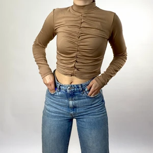 Fin topp - Fin topp med svalt material och beige/ljusbrun färg