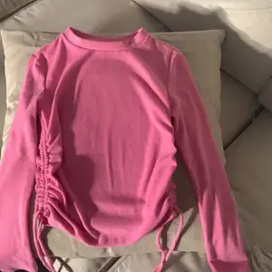Långärmad rosa tröja som går att dra ihop på sidorna. Kommer sätta på en budgivning start priset är 80kr! 