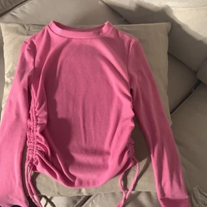 Rosa tröja från Gina Young  - Långärmad rosa tröja som går att dra ihop på sidorna. Kommer sätta på en budgivning start priset är 80kr! 
