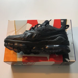 Nike Vapormax - Säljer mina Nike Air Vapormax Evo då jag inte har någon användning av dom.  Bara använt dom 1 gång, Cond 10/10. Har kvar lådan från när jag köpte dom.  Köpte dom för 1800kr
