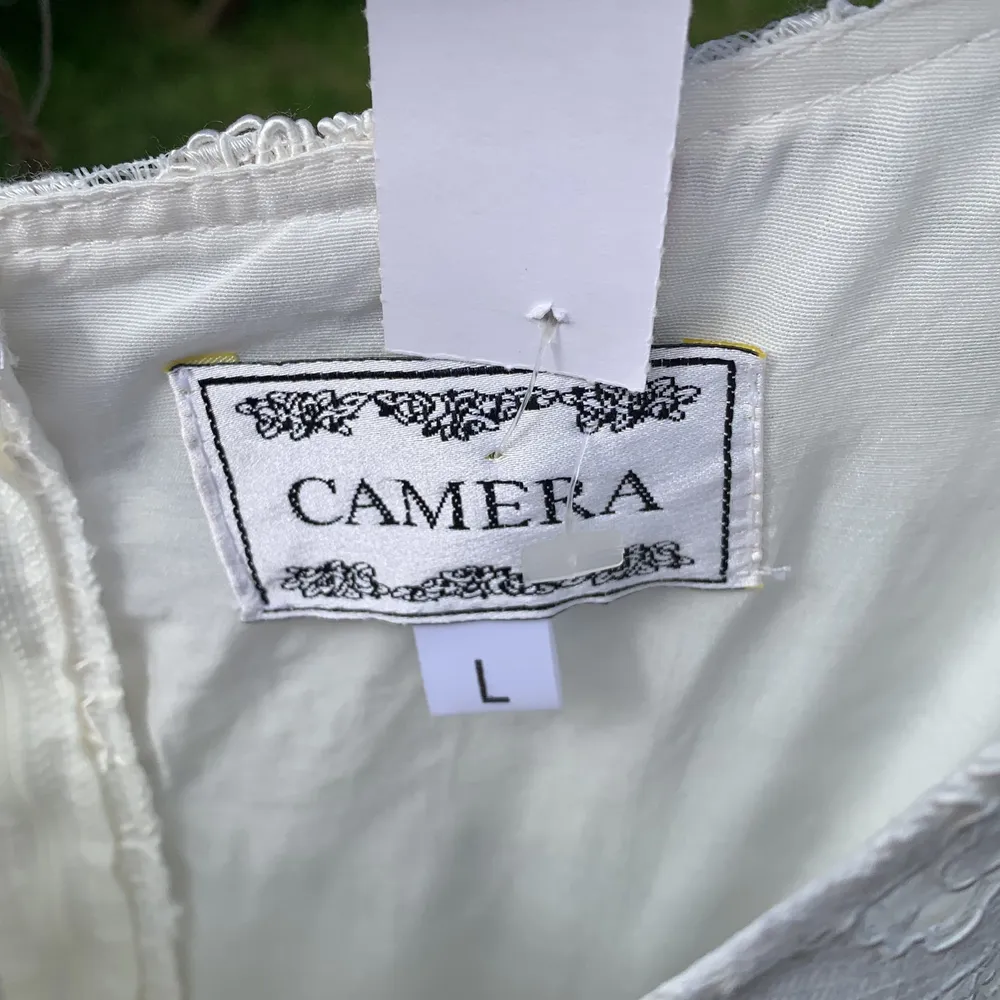 Helt ny oanvänd vit spetsklänning.      Storlek L. Märke Camera.                     Från nedlagda butikskedjan JC.. Klänningar.