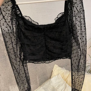 Svart blus  - En svart blus från bikbok i storlek s. Använd 1 gång. Den är sval och perfekt till sommaren. Köpte den för 499 men vill bli av med den så kommer sälja den för en billig pris.