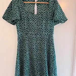 Grön/ vitblommig klänning m blixlås bak. Storlek M, liten i storleken, närmare S. Samfraktar gärna med andra försäljningar, aldrig använd ❤️