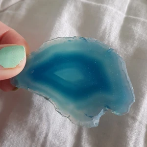 Kristall/Sten - Sten/Kristall💕 den är ca 6cm i längd🌸 I priset ingår frakt