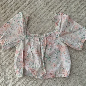 Topp från H&M - Storlek S. Knappt använd så i jätte fint skick! Frakt tillkommer!  