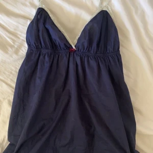 Mörkblått oddmolly linne - Säljer detta sjuktfina oddmolly linne då det var för långt på mig. Köpt secondhand men väldigt bra kvalitet! Fler intresserade  så blir det budgivning eller köp direkt för 150kr. Skriv privat vid fler  frågor💞