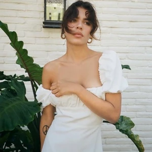 vit zara klänning  - Helt ny med lappar kvar. Jag beställde den i två olika storlekar och glömde lämna tillbaka storleken som inte passar. Den är liten i storleken så den passar nog XS eller en liten S. Slutsåld på hemsidan. Skicka meddelande för bilder ❤️