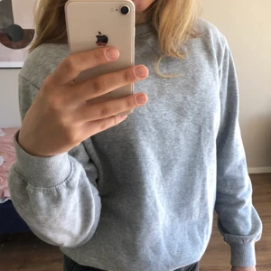 Grå tröja - Denna gråa, basic tröjan är till salu. Näst intill oanvänd därav nyskick. Köpt på herravdelningen (men går såklart att ha om man är tjej). Storlek xs men passar XS-M skulle jag säga. Köpare står för frakt och kom privat vid eventuella frågor💖