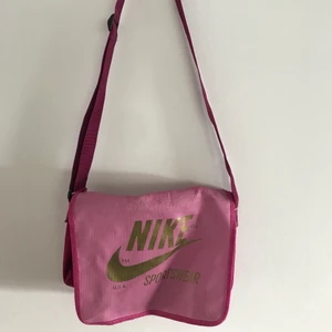 Axelväska- Nike - Ascool väska från Nike! Den är 32x24 cm och är köpt här på plik. Den är rätt sliten upptill. Priset kan diskuteras och köparen står för frakten.
