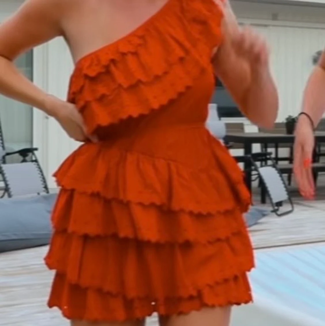 Röd offshoulder klänning