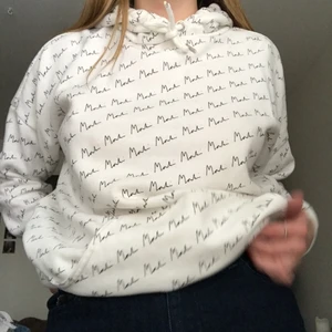 Overzised vit tjocktröja  - Tjocktröja med tryck på, aldrig använd<3 