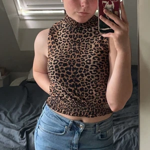 NA-KD Leopardmönstrad ärmlös topp  - Snygg ärmlös topp med leopardmönster från NA-KD. Använd men fortfarande i mycket fint skick! Skön och sitter inte för tajt någonstans!