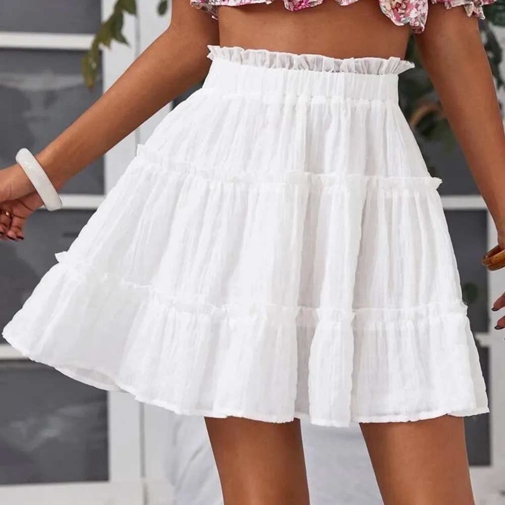 Säljer denna vita härliga kjol. Väldigt luftig och skön, inte genomskinlig. Storlek XS, kunden bestämmer om du vill ha spårbar eller vanlig frakt🌸Aldrig  använd utan bara testad. . Kjolar.