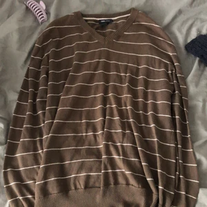 Kofta - Säljer en brun randig kofta i storlek XL men har själv använd den som en ”oversized” tröja.  Säljer då den inte kommer till användning💕